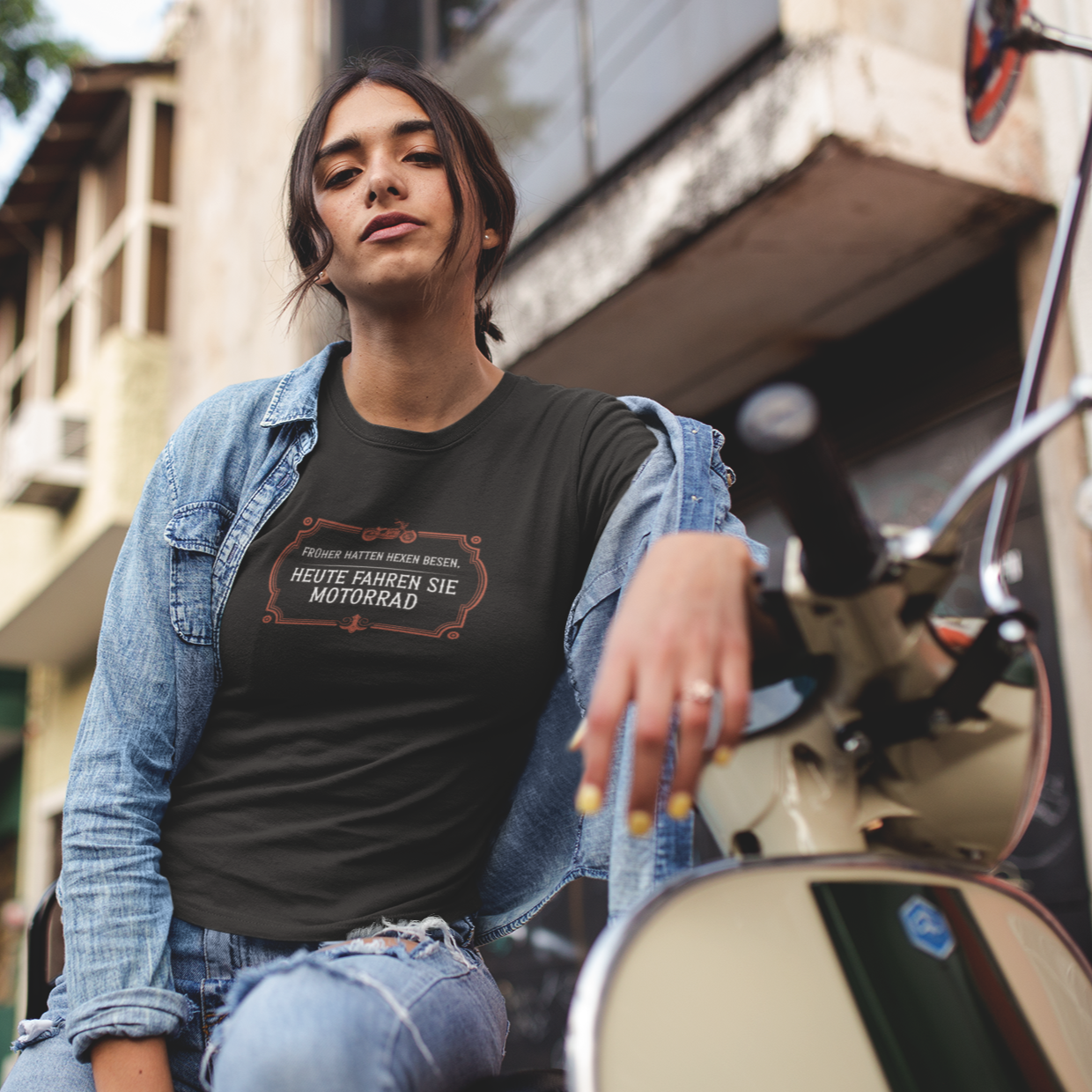 Früher hatten Hexen Besen, heute fahren sie Motorrad  Shirt Woman